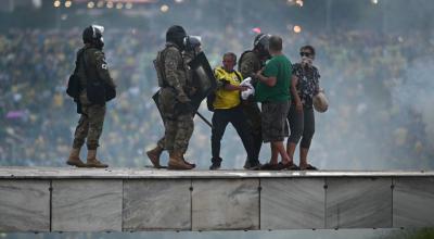 Policías enfrentan a seguidores del expresidente brasileño Jair Bolsonaro que invadieron el Palacio de Planalto, sede del Ejecutivo, y la Corte Suprema, el 8 de enero de 2023, en un intento de golpe de Estado.