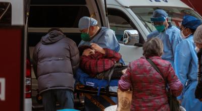 Una mujer con Covid-19 es trasladada a un hospital de Shanghái, el 6 de enero de 2023.