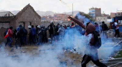 Los manifestantes recrudecen las protestas y se enfrentan con la Policía en la ciudad de Juliaca, sur de Perú, el 9 de enero de 2023.