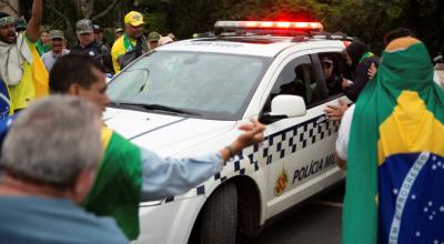 Partidarios del expresidente Jair Bolsonaro bloquean un coche de policía durante las protestas en Brasilia, Brasil, el 8 de enero de 2023.