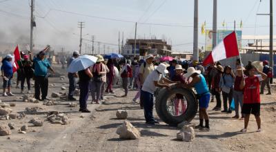 Manifestantes quemaron un autobús que era usado para transportar a agentes de la Policía Nacional del Perú (PNP) en la región sureña de Cusco, el 11 de enero de 2023.