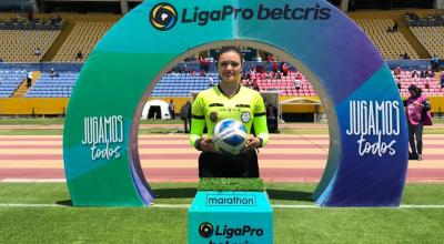 Gisselle Giler sostiene un balón antes de dirigir un partido en el estadio Olímpico Atahualpa, en 2022.