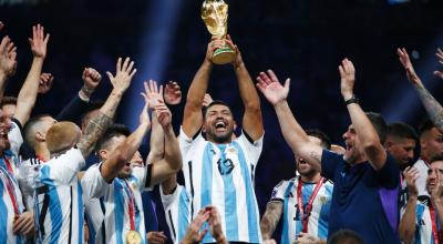 Sergio Agüero levanta el trofeo de campeón mundial, en Qatar, el 18 de diciembre de 2022. 