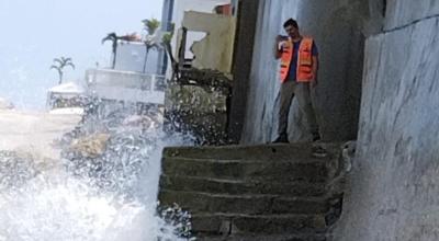 Técnicos de la Secretaría de Gestión de Riesgos inspeccionan los daños provocados por el oleaje en Salinas, Santa Elena, el 12 de enero de 2023.