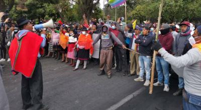 Manifestantes indígenas avanzan hacia el sector de El Arbolito, en el contexto del paro nacional. Quito, 22 de junio de 2022