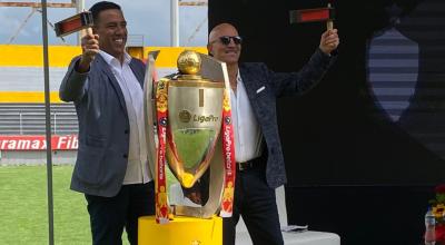 César Farías y Danny Walker en la presentación del plantel de Aucas 2023, en una rueda de prensa el 17 de enero.