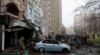 Sitio donde un helicóptero cae sobre edificios de infraestructura civil, en medio del ataque de Rusia a Ucrania, en la ciudad de Brovary, en las afueras de Kyiv, el 18 de enero de 2023.