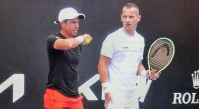 Gonzalo Escobar y Tomislav Brkic, durante la primera ronda del Abierto de Australia, el 18 de enero de 2023.