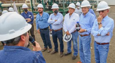 El presidente Guillermo Lasso, junto al presidente de EMCO, Hernán Luque, durante el inicio de producción del pozo 5, en la plataforma Ishpingo A, Orellana, el 13 de abril de 2022.