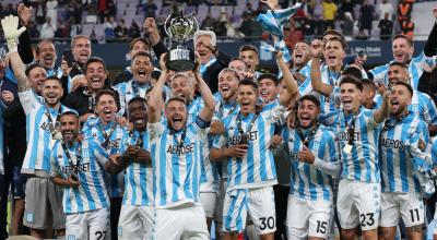 Los jugadores de Racing Club celebran el título de la Supercopa Internacional, en Emiratos Árabes Unidos, el 20 de enero de 2023.