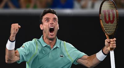 El español Roberto Bautista muestra su alegría tras vencer al británico Andy Murray en el partido del Abierto de Australia en Melbourne.