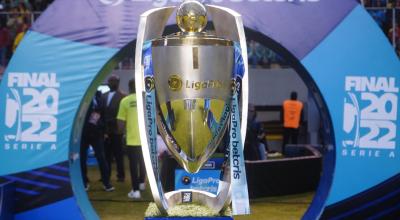 El trofeo de la LigaPro, en Quito, el 13 de noviembre de 2022.