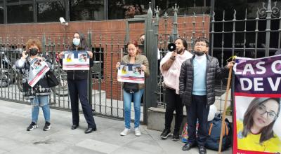 Familiares de Natalia hace un plantón en los exteriores de la Fiscalía de Pichincha. 