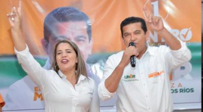 Karina Miranda, excandidata a la Alcaldía de Quevedo, y Eduardo Mendoza, candidato a la Prefectura de Los Ríos, en noviembre de 2022.