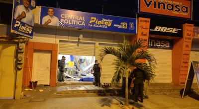 La Policía inspecciona la sede de campaña del candidato a la Alcaldía de Portoviejo, Javier Pincay, el 25 de enero de 2023.