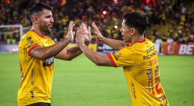 Sergio Agüero y Matías Oyola, durante la Noche Amarilla en el estadio Banco Pichincha, el 28 de enero de 2023.