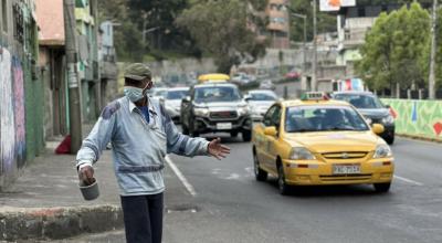 Jacobo Cabezas, un 'hombre semáforo', espera el momento para detener el tráfico en la avenida Velasco Ibarra, en Quito. 