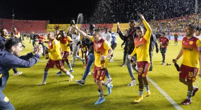 Los jugadores de Aucas festejan su clasificación a la final de la LigaPro, después de ganarle a Gualaceo, el 23 de octubre de 2022. 