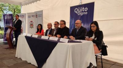 Los funcionarios municipales Gabriela Yangüez, Jaime Bucheli, Fernando Sánchez, Francisco Viteri,  Luis Calle y Karina Jara, el 31 de enero de 2023 en un evento por el primer aniversario del aluvión de La Gasca.