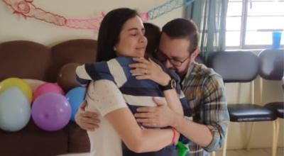 Es la primera vez que Daniela y su esposo abrazaron a su hijo. 