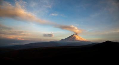 Imagen del volcán Cotopaxi expulsando una columna de ceniza, la madrugada del miércoles 1 de febrero de 2023.