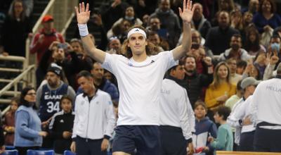 Stefanos Tsitsipas celebra su primer triunfo con Grecia en la serie ante Ecuador en Atenas, el 4 de febrero de 2023.