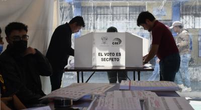 Ciudadanos acuden a votar en las elecciones seccionales en Quito, el 5 de febrero de 2023.