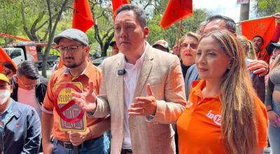 Cristian Zamora (centro) durante un recorrido de la campaña electoral, el 17 de enero de 2023. 