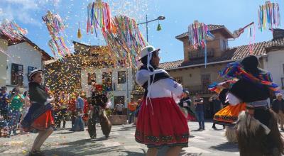 Un grupo de danza se presenta en la plazoleta de El Vado, en Cuenca. 
