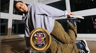 La B-Girl ecuatoriana, Isis Granda, posa con su trofeo tras ganar el Red Bull One Camp 2021 en Estados Unidos.