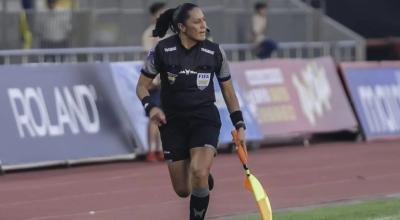 La árbitra riobambeña Mónica Amboya, durante un partido por el campeonato ecuatoriano de fútbol.