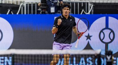 Emilio Gómez festeja un punto durante su partido contra Miomir Kecmanovic, en el Abierto de Dallas, el 9 de febrero de 2023.