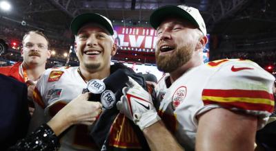 Patrick Mahomes y Travis Kelce, de los Kansas City Chiefs, festejan su victoria en el Super Bowl, el 12 de febrero de 2023.