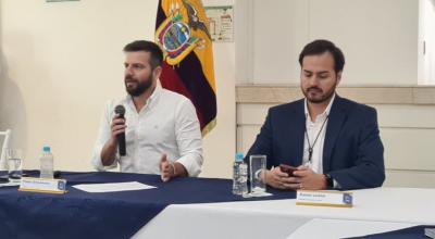 El ministro de Finanzas, Pablo Arosemena, en un encuentro con los medios en Guayaquil, junto al viceministro de Finanzas, Daniel Lemus, el 17 de febrero de 2023.