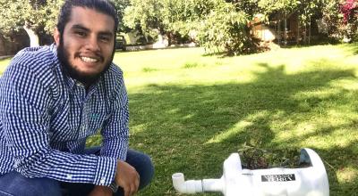 El ingeniero ambiental, Paúl Núñez, junto al prototipo del sistema para tratar aguas residuales. 