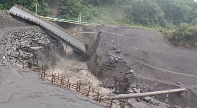 Colapso del puente del río Marker, afluente del río Coca, debido a la erosión regresiva, el 22 de febrero de 2023, en el cantón amazónico El Chaco.