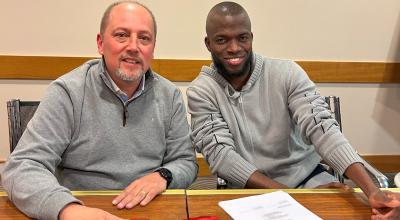 Enner Valencia firma su contrato con el Inter de Porto Alegre, el 12 de junio de 2023.