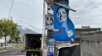Publicidad electoral continúa en los postes de Carcelén. 
