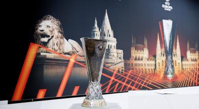 El trofeo de la Europa League exhibido en Nyon, durante el sorteo de los octavos de final, el 24 de febrero de 2023.