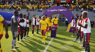 Los jugadores de El Nacional le hicieron una calle de honor a los de Aucas, actuales campeones de la LigaPro, el 26 de febrero de 2023. 