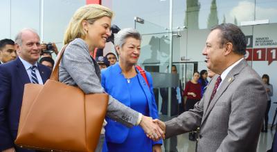Juan Zapata, ministro del Interior ecuatoriano, saluda con Annelies Verlinden, su homóloga belga, antes de la firma de un acuerdo de entendimiento, el 27 de febrero de 2023.