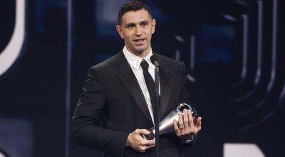 Emiliano Martínez, con su trofeo a mejor arquero del año en los premios The Best, el 27 de febrero de 2023.