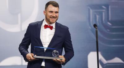 Marcin Oleksy, con el premio Puskas a mejor gol del año en los premios The Best.