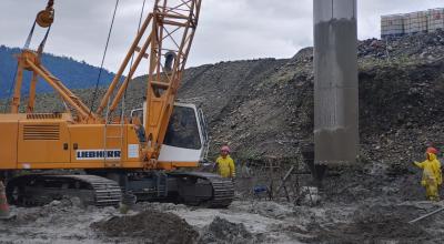 Construcción de pilotes o columnas de concreto en el lecho del río Coca, para proteger las obras de captación de la hidroeléctrica Coca Codo Sinclair, el 27 de febrero de 2023.