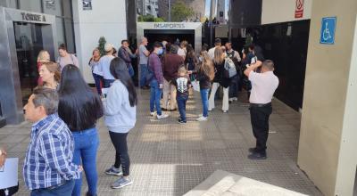 Ciudadanos hacen fila en los exteriores de las oficinas del Registro Civil, en Quito, el 28 de febrero de 2023.