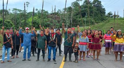 Eduardo Mendúa y otros miembros de la nacionalidad A'I Cofán, durante una manifestación contra la actividad petrolera, el 19 de abril de 2022.