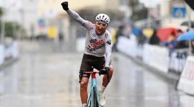 Nans Peters cruza la meta del Trofeo Laigueglia, el 1 de marzo de 2023.