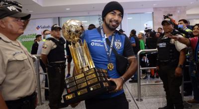 Junior Sornoza, con el trofeo de la Recopa Sudamericana, en Quito, el 1 de marzo de 2023.