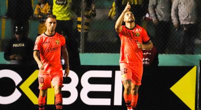 Damián Díaz y Jonatan Bauman tras el gol de Barcelona ante Gualaceo en la Fecha 1 de la LigaPro, el sábado 25 de febrero de 2023.