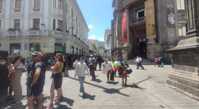 Personas caminan en las calles del Centro Histórico de Quito, el 21 de enero de 2023.